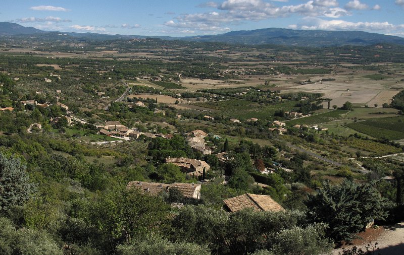 uitzicht vanuit gordes.jpg - Vanuit Gordes heb je een fantastisch uitzicht over de omgeving.
